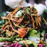 Pilz-Rezepte-Asia-Nudel-Pfanne-mit-Rosenseitlingen-Bacon-Pilz-Pilze-kochen-PilzWald-MycoGreens-800-1